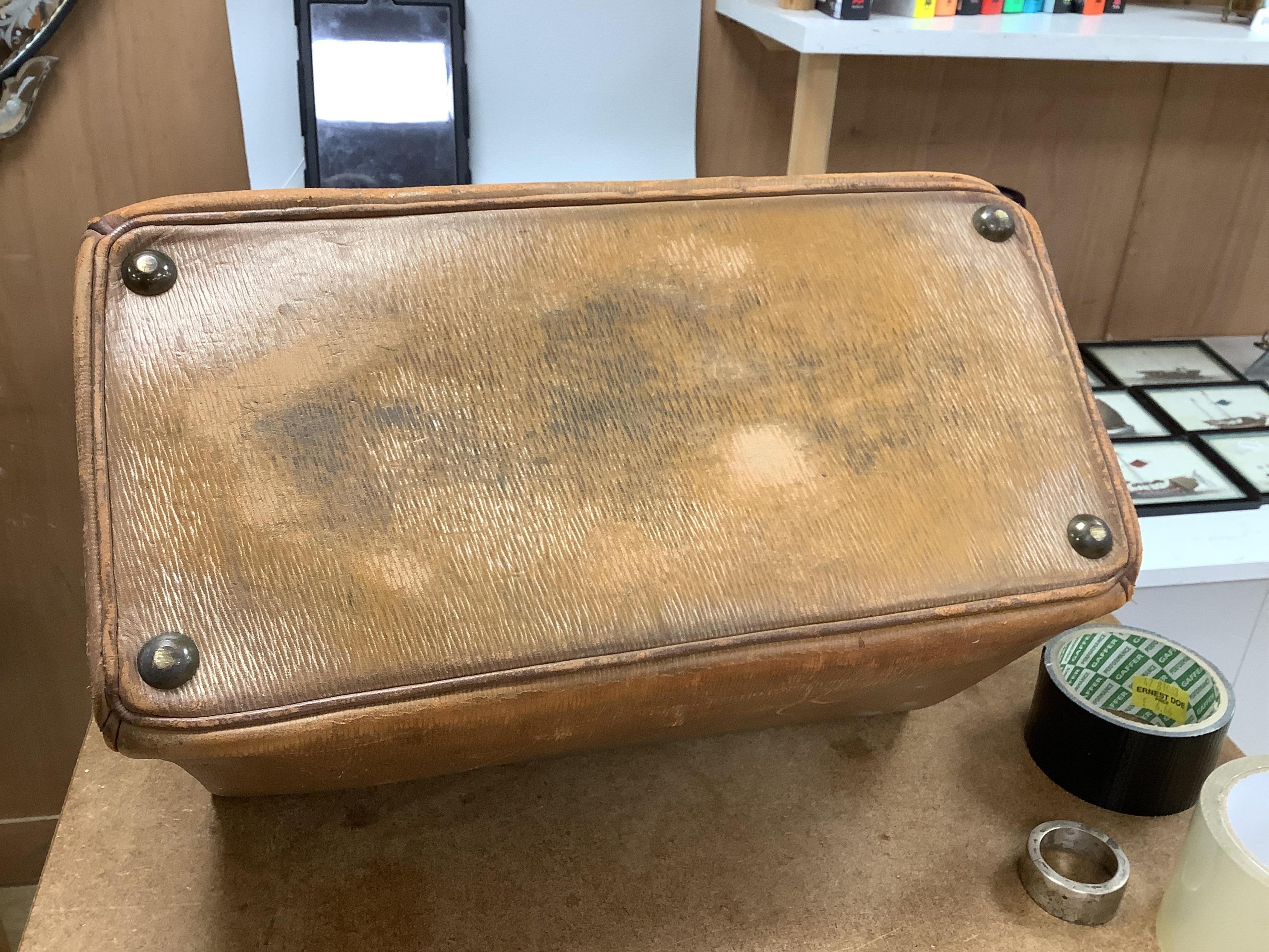 An early 20th century Gladstone bag